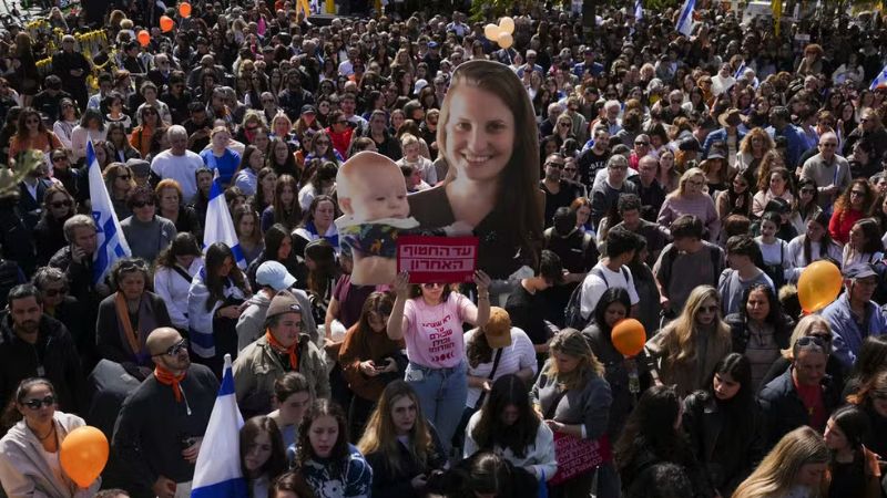 Funeral de Shiri Bibas e filhos emociona Israel após devolução dos corpos pelo Hamas