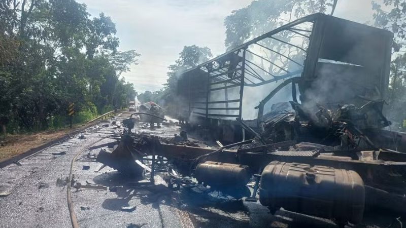 Caminhões colidem de frente, explodem e deixam dois mortos em rodovia no interior de SP