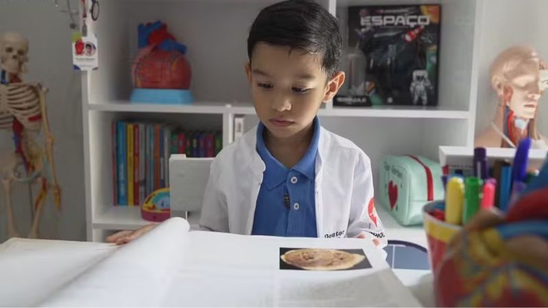 Menino superdotado de 5 anos impressiona com conhecimentos sobre o corpo humano
