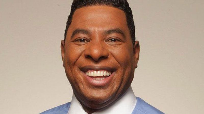 Cantor Netinho de Paula é agredido durante assalto no Guarujá e tem celular roubado