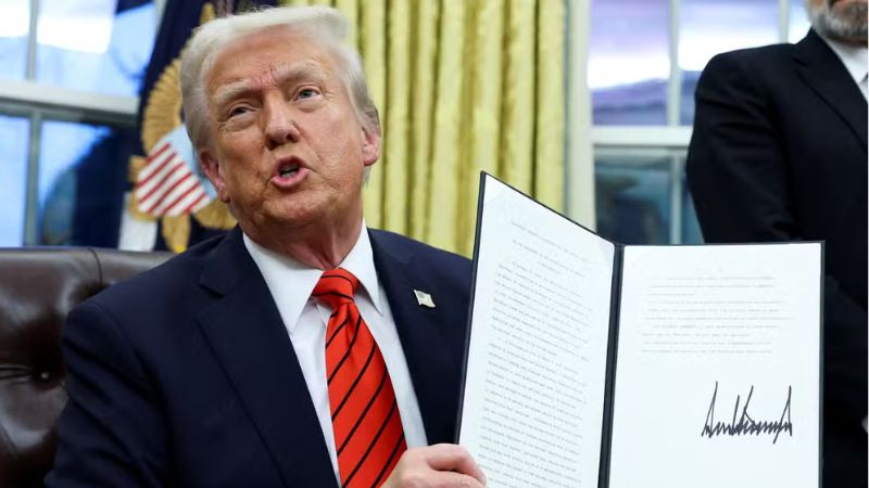 Trump oferece asilo a brancos sul-africanos e corta ajuda ao país