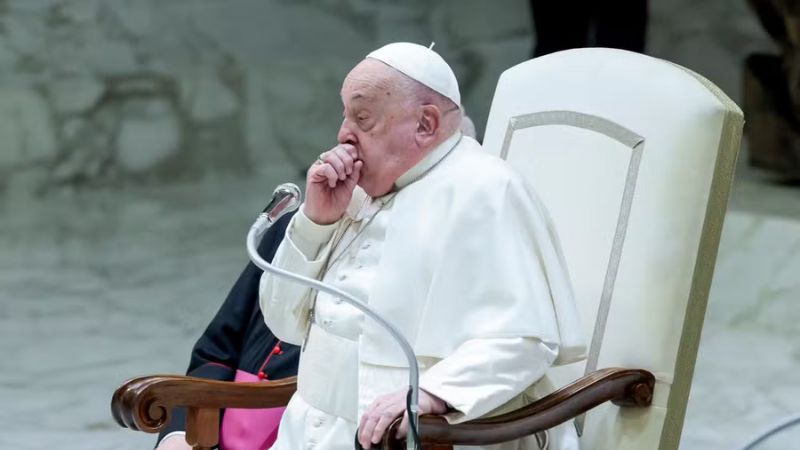 Papa Francisco é hospitalizado para tratar bronquite e passar por exames
