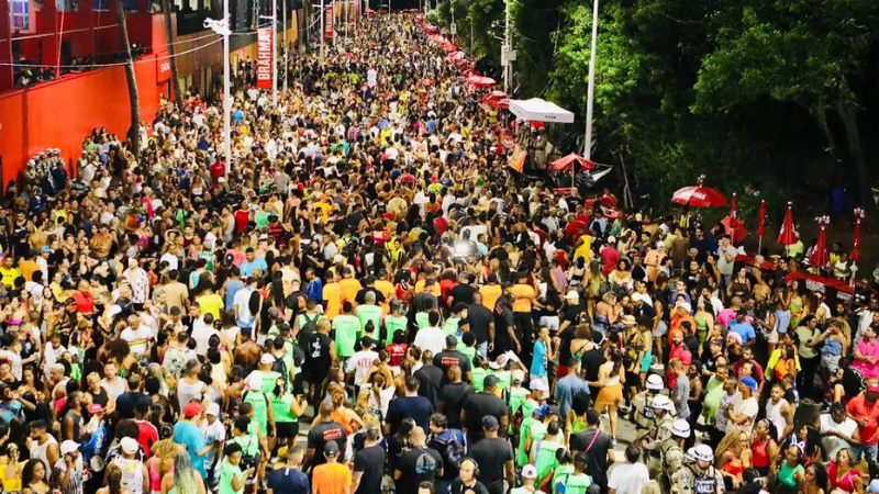 Xanddy arrasta multidão na ‘Melhor Segunda’ e faz homenagem a Timbalada, Olodum e Ilê Aiyê