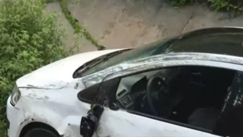 Veículo cai em vala na Avenida Jayme Figura, em Salvador