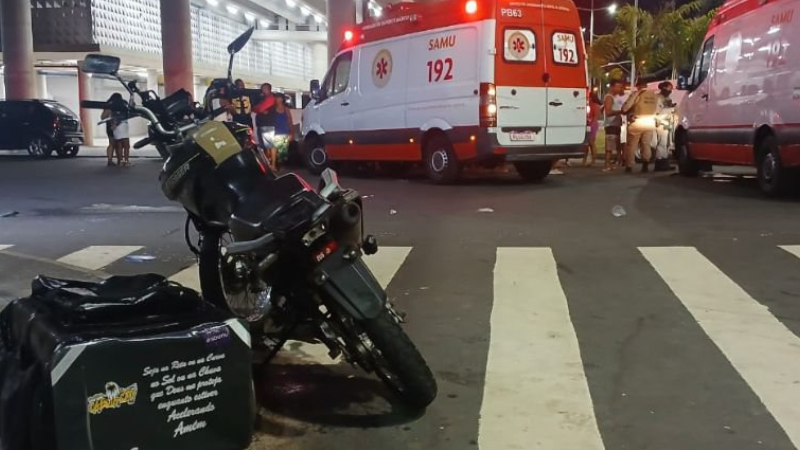 Motociclista por aplicativo é atingido por veículo na entrada do Vale das Pedrinhas