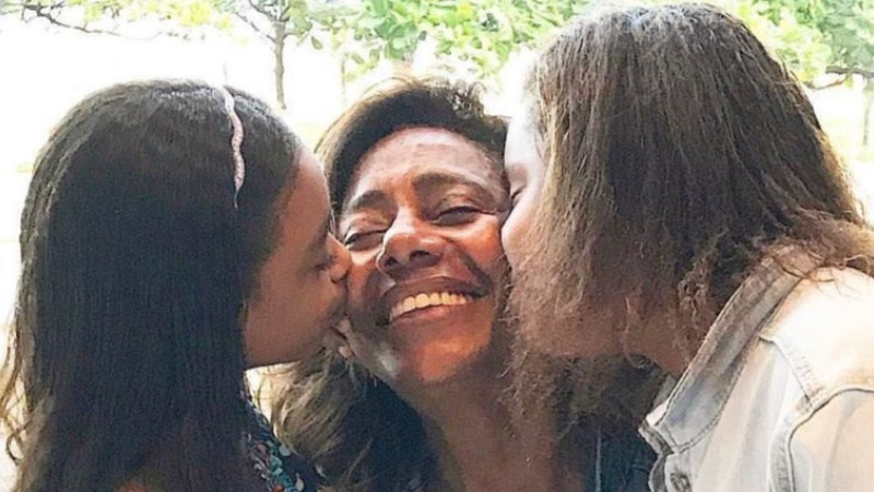 Filha de Glória Maria faz desabafo emocionante no aniversário de dois anos da morte da jornalista