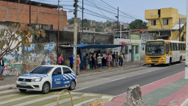 Homem é preso em ponto de ônibus em Salvador com mandado de prisão por roubo