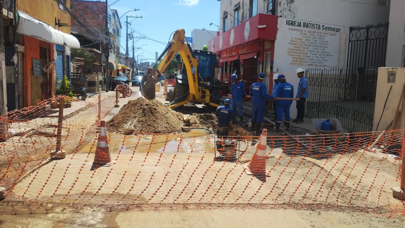 Obras de ampliação da rede de esgoto avançam na Boca do Rio