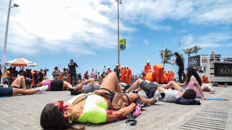 Simulação de acidente com trio elétrico treina resposta de emergência para o carnaval de Salvador