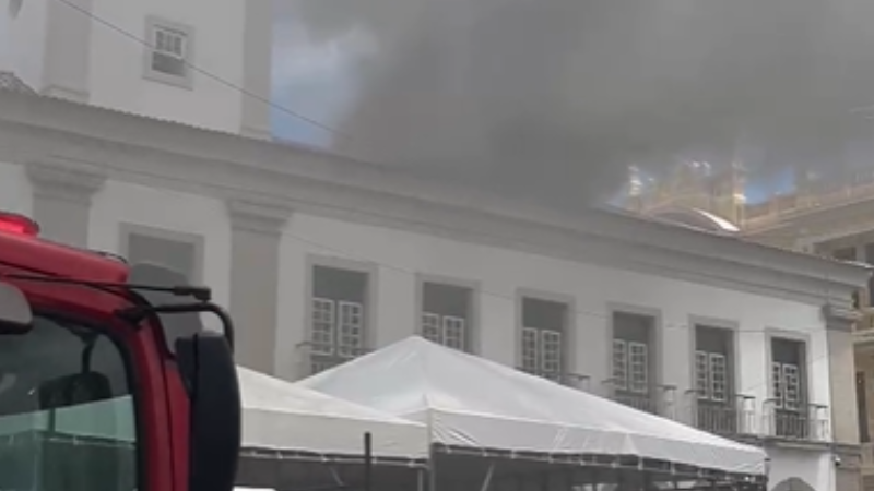 Incêndio atinge Câmara Municipal de Salvador e mobiliza bombeiros