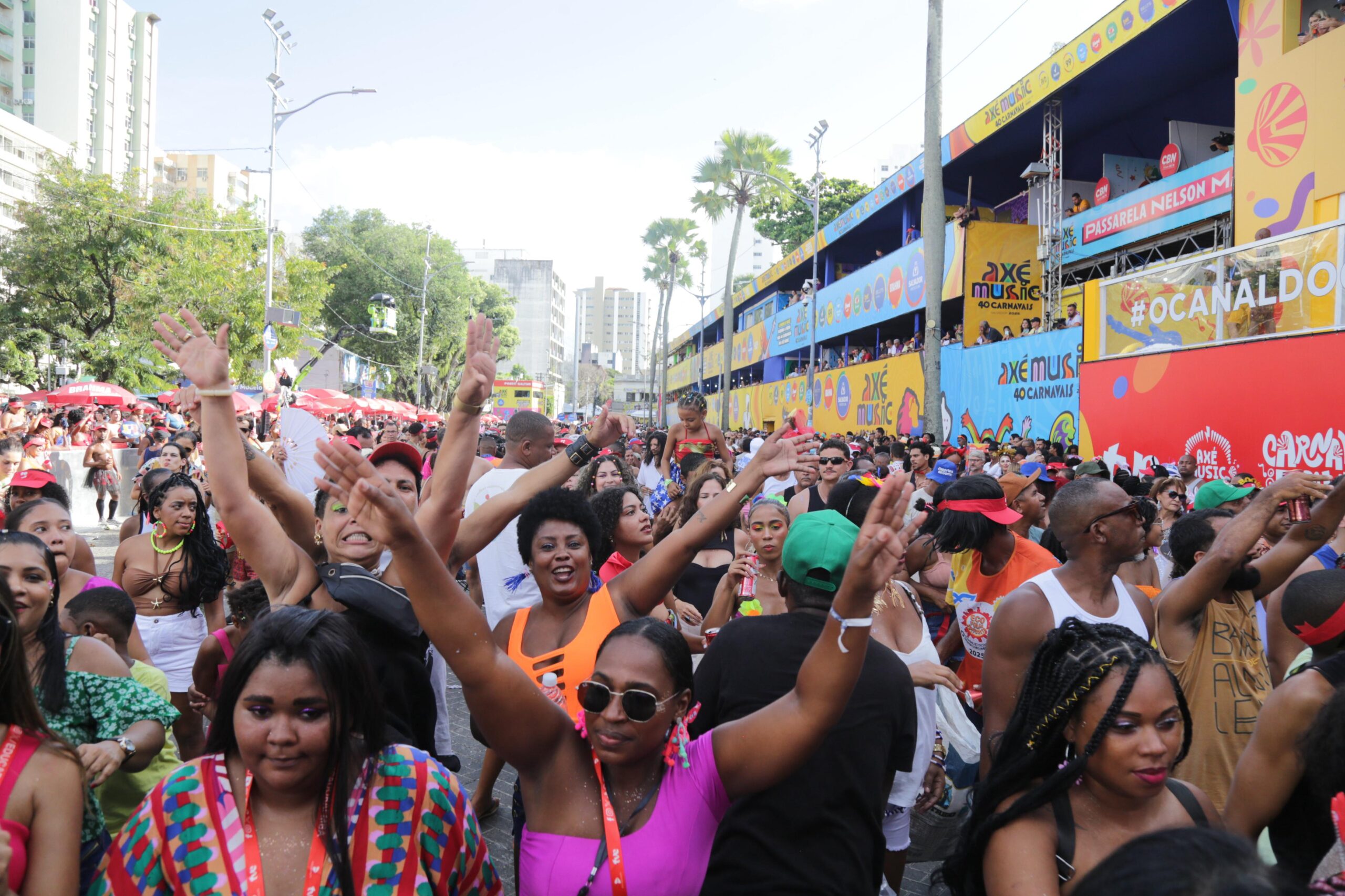 Ivete, Claudia Leitte, Carlinhos Brown e Tony Salles animam o Carnaval de Salvador nesta segunda (3)