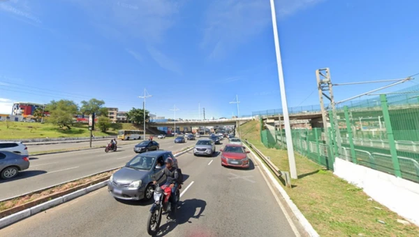 Motociclista morre após bater em poste e cair de barranco em Pernambués, Salvador