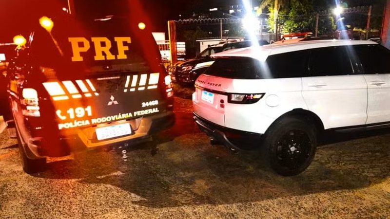 Homem é preso dirigindo carro de luxo roubado na BR-324