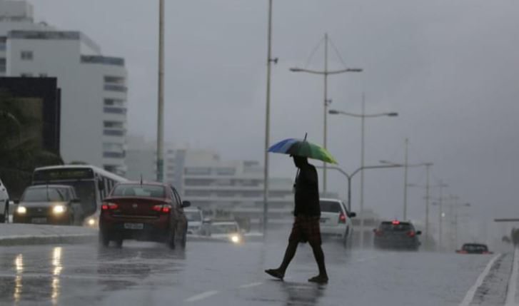Frente fria avança pelo Brasil e deve trazer chuvas e queda de temperatura