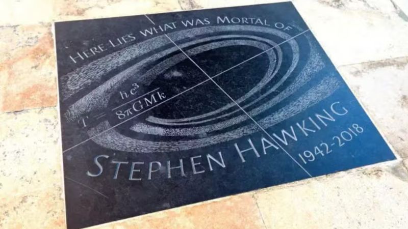 Equação na lápide de Stephen Hawking celebra descoberta sobre buracos negros