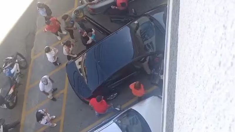 Bebê fica trancado dentro de carro e PM intervém para resgatá-lo em João Monlevade