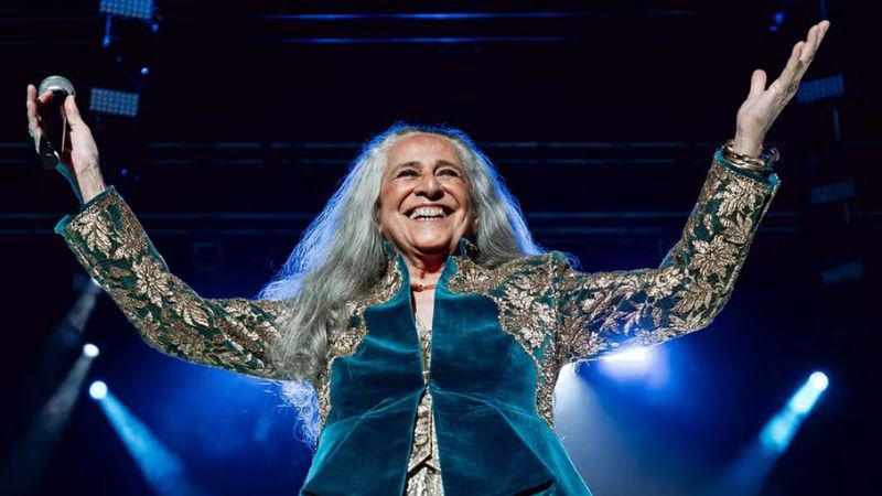 Maria Bethânia: crítica ao som em show causa desconforto e contrasta com sua grandeza artística