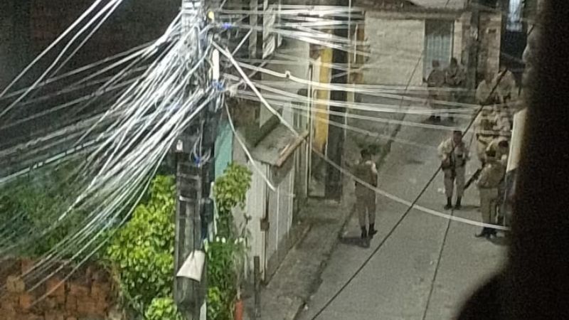 Troca de tiros em Salvador deixa suspeito morto e metralhadora apreendida