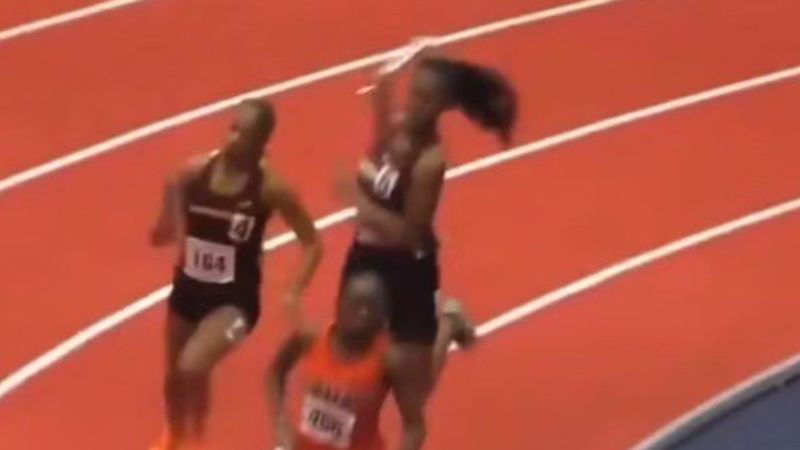 Corredora é agredida com bastão em prova de revezamento nos EUA