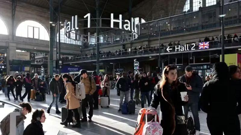 Bomba da segunda guerra mundial paralisa principal estação de trem de Paris