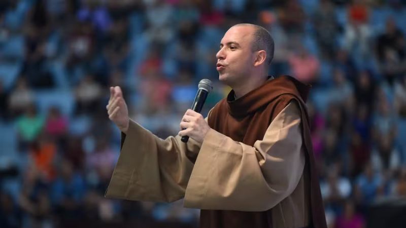 Frei Gilson: o líder religioso que mobiliza milhões em madrugadas de oração