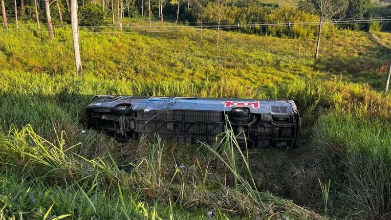 Ônibus cai em ribanceira na Dutra e deixa um morto e 25 feridos em Pindamonhangaba
