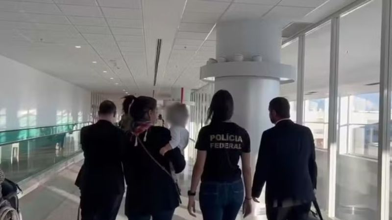 Bebê levada para Portugal em esquema de tráfico internacional retorna ao Brasil após 1 ano e 4 meses
