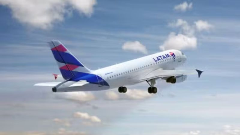 Incêndio em estação de energia afeta operações no Aeroporto de Heathrow e cancela voos, incluindo de brasileiros
