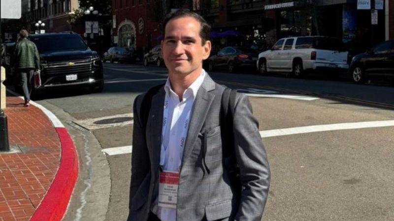 Ortopedista David Sadigursky participa de congressos e busca certificação nos EUA