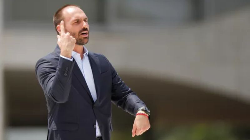 Afastamento de Eduardo Bolsonaro: como funciona e quem assume a vaga