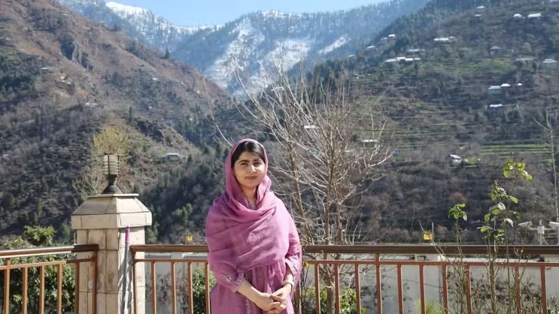 Malala retorna ao Paquistão e visita cidade natal pela primeira vez desde atentado