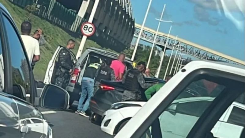 Tiroteio na Avenida Paralela deixa suspeito morto e mulher ferida