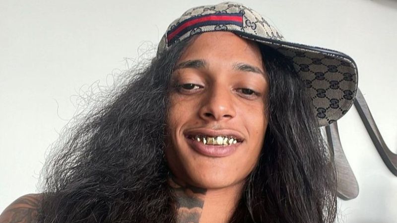 Oruam compartilha momento com fã e ironiza críticas: “Explica pra ele que eu sou o vilão”