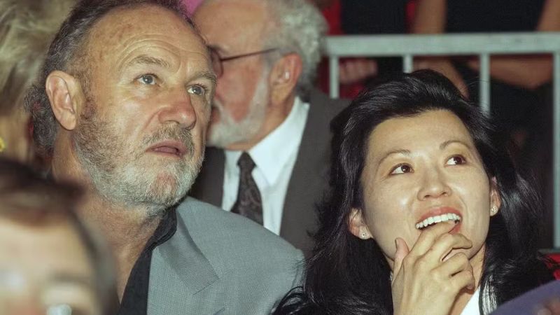 Investigação aponta nova possível data para morte da esposa de Gene Hackman