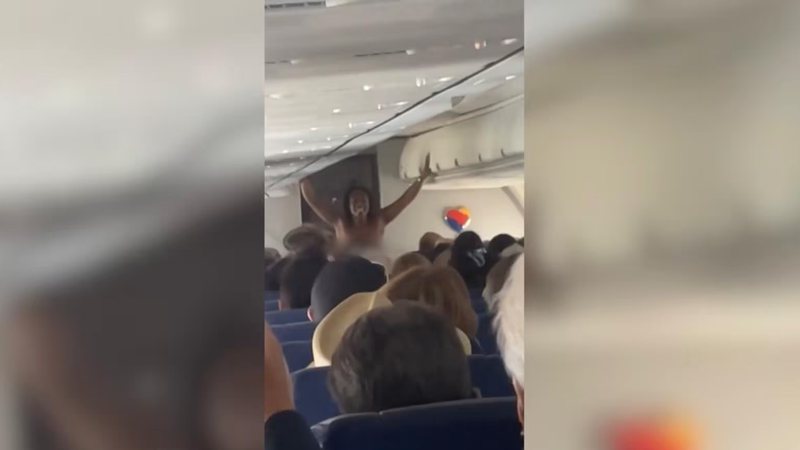 Passageira desfila sem roupas em voo comercial e força retorno da aeronave ao portão