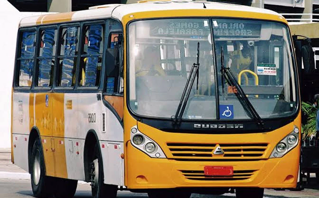 Motorista de micro-ônibus é flagrado inalando substância suspeita em Salvador