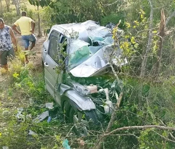 Acidente na BR-324 entre um carro e caminhão  deixa uma morte e feridos; saiba mais
