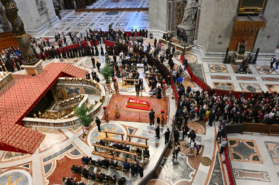 Vaticano finaliza preparativos para funeral de Papa Francisco neste sábado (26)
