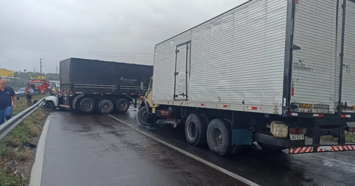 Trânsito liberado na BR-324 após acidente com carreta; sete pessoas ficaram feridas