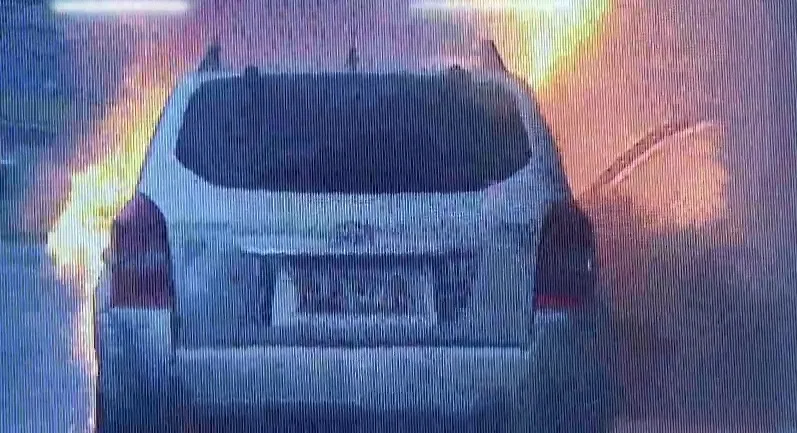 Carro pega fogo em Narandiba e causa transtornos no trânsito de Salvador
