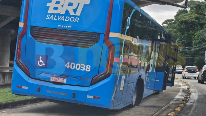 Ônibus do BRT quebra e causa transtornos no trânsito em Salvador