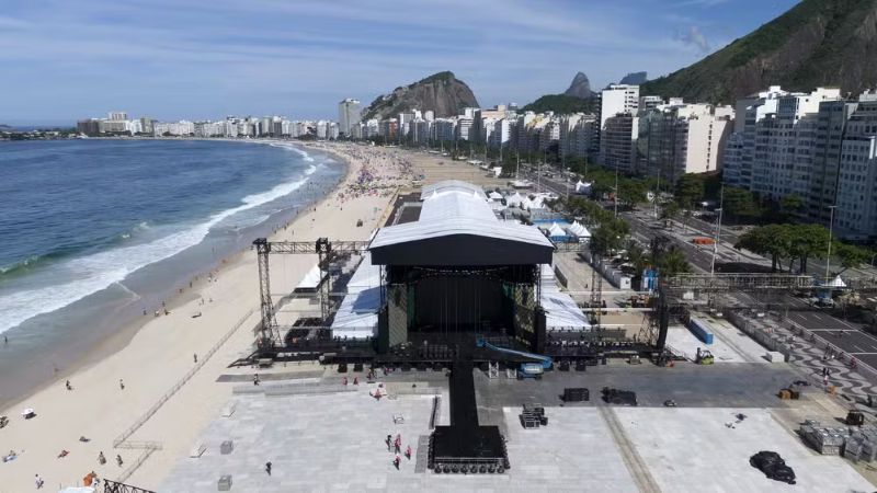 Fãs de Lady Gaga se reúnem em frente ao Copacabana Palace antes do show