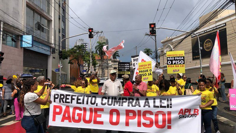 Professores da rede municipal de Salvador protestam por piso salarial e ameaçam greve