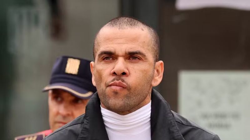 Após absolvição na Espanha, Daniel Alves recupera passaportes e pode retornar ao Brasil