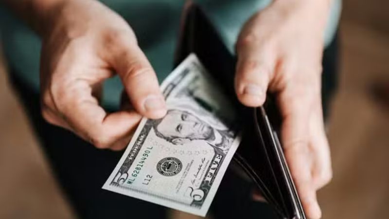 Dólar dispara e atinge R$ 6,10 em meio à escalada de tensões comerciais globais