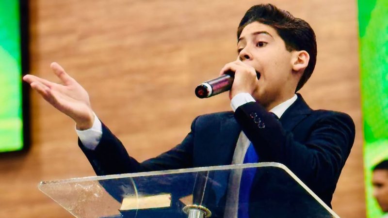 Saiba quem é pastor mirim de 15 anos causa revolta nas redes com supostos milagres