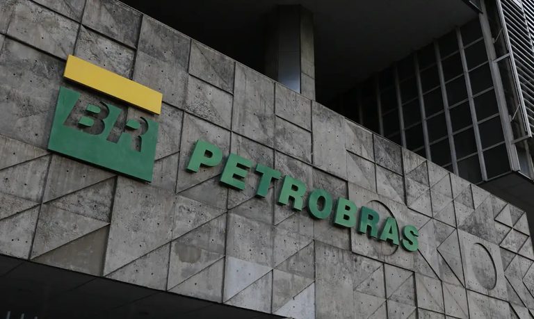 Petrobras anuncia nova descoberta de petróleo na Bacia de Santos