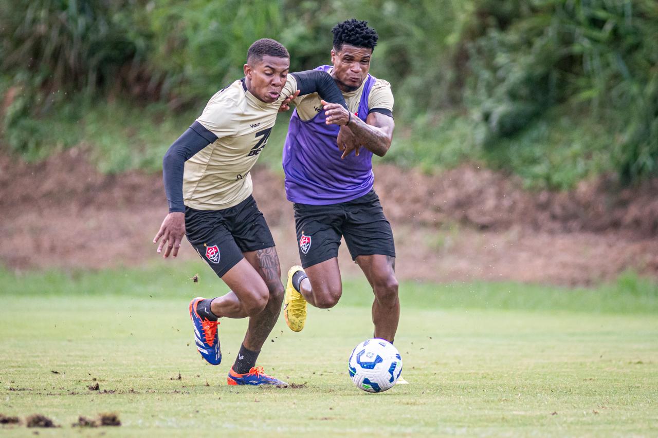 Vitória treina sob chuva visando duelo com o Vasco no Barradão