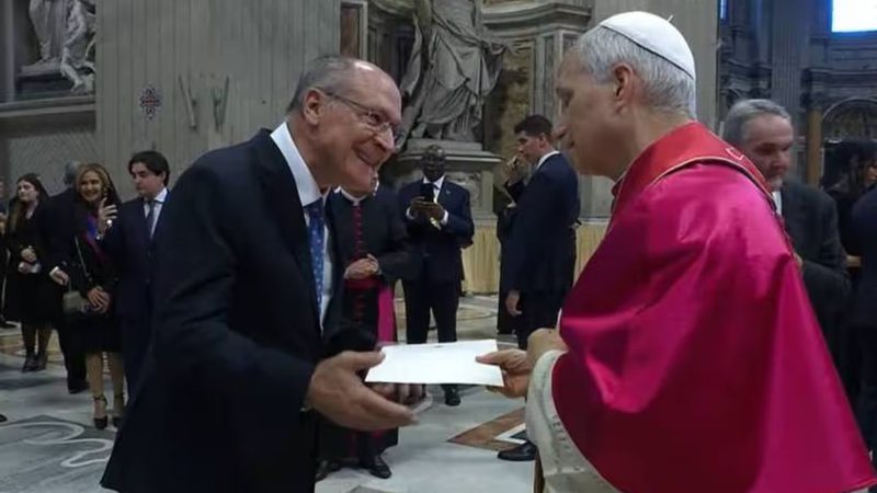Alckmin entrega convite de Lula ao papa Leão XIV