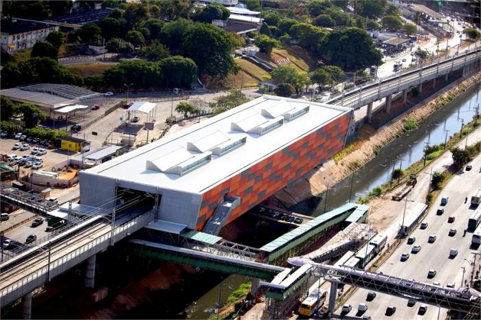 Homem é morto a tiros durante assalto em ponto de ônibus na Avenida ACM, em Salvador